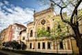 凭布拉格游客通行证免费参观西班牙犹太教堂和布拉格犹太城的其他景点。