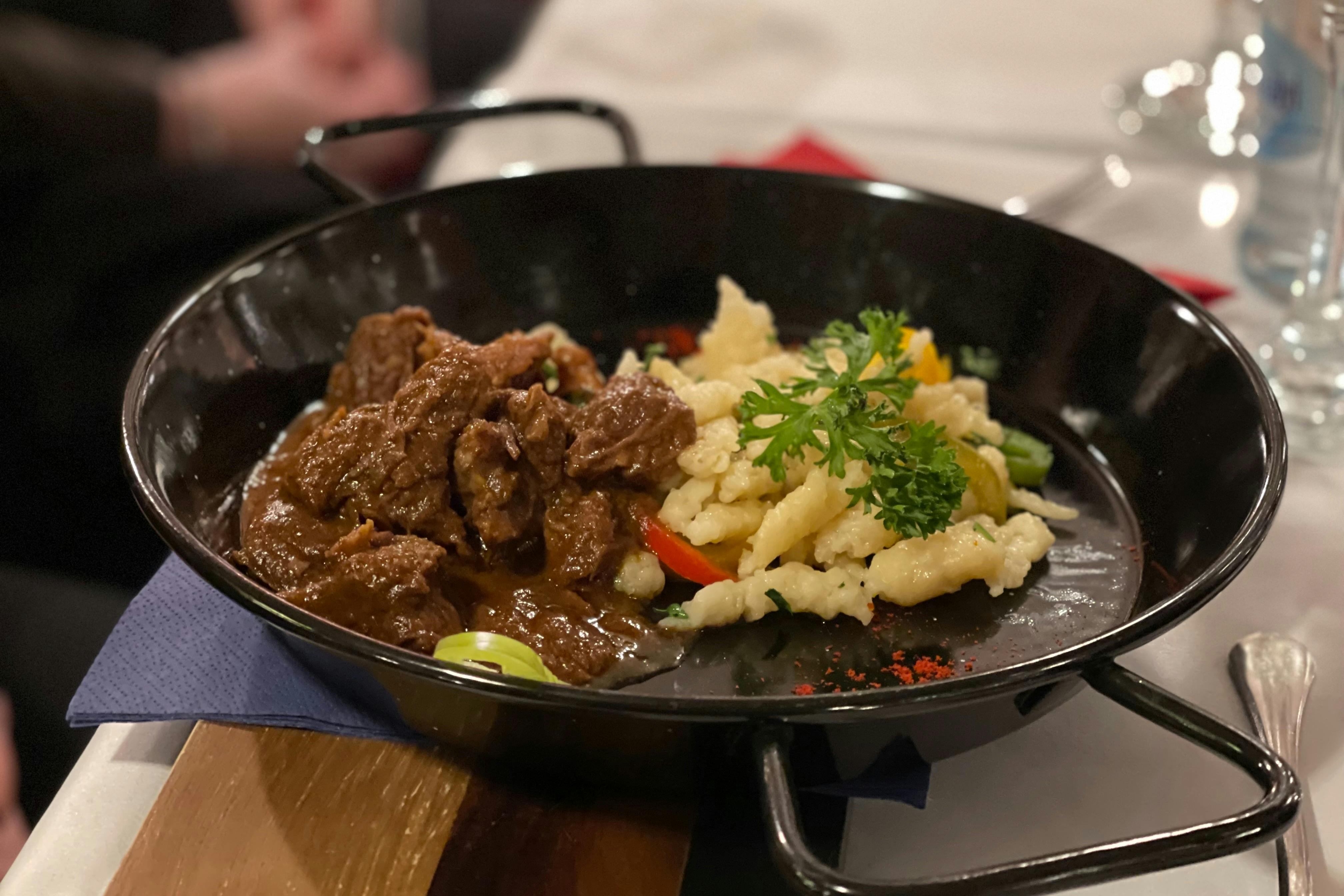 Μοσχαρίσιο στιφάδο σερβιρισμένο με παραδοσιακές χυλοπίτες