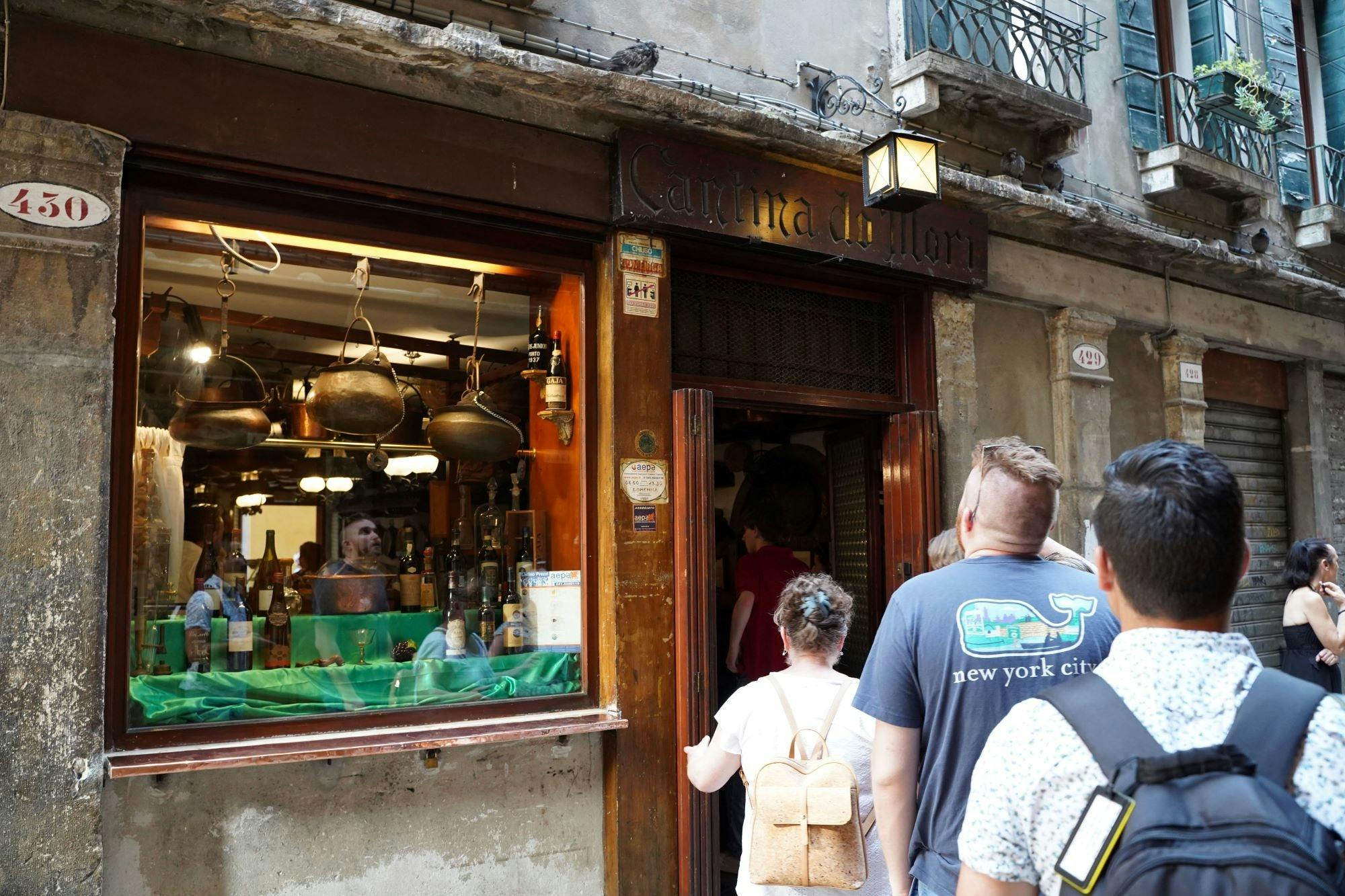 바에 입장하는 고객