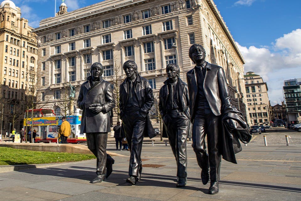 상징적인 영국 음악 체험관 앞에 있는 상징적인 비틀즈 조각상
