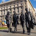A icônica escultura dos Beatles em frente à icônica experiência musical britânica