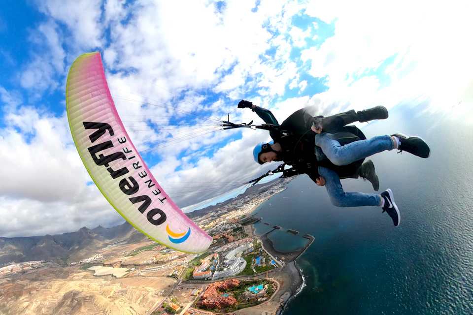 Sesión de Paragliding sobre la costa Tinerfeña