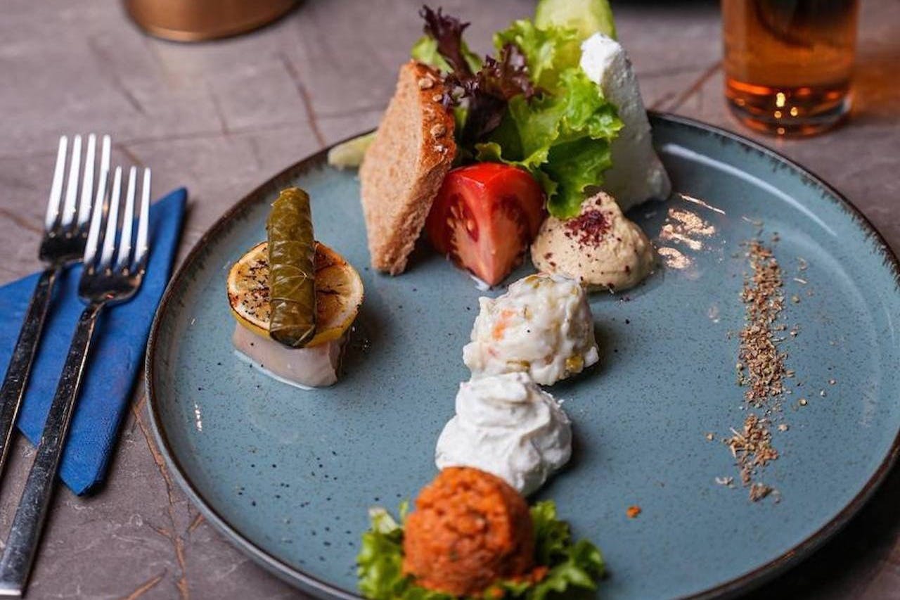 壮观的博斯普鲁斯海峡概念之夜晚餐游轮