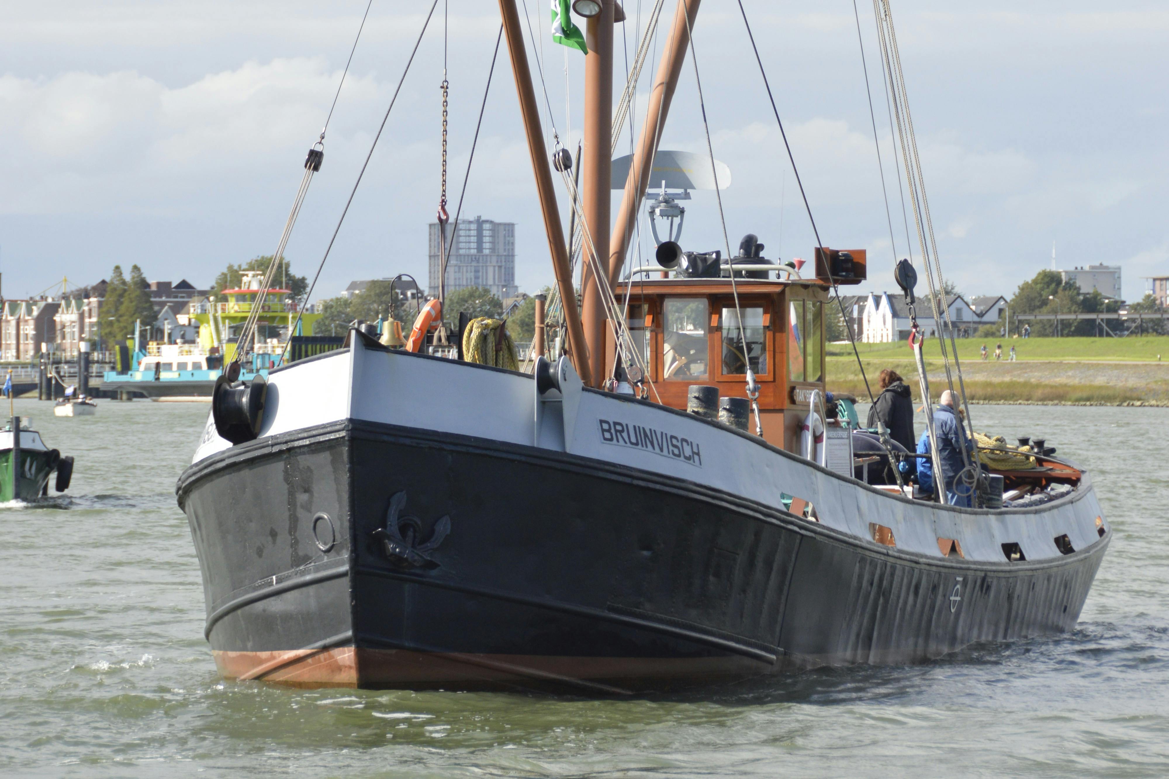 Vaartocht met Historische Bergingsvaartuig Bruinvisch