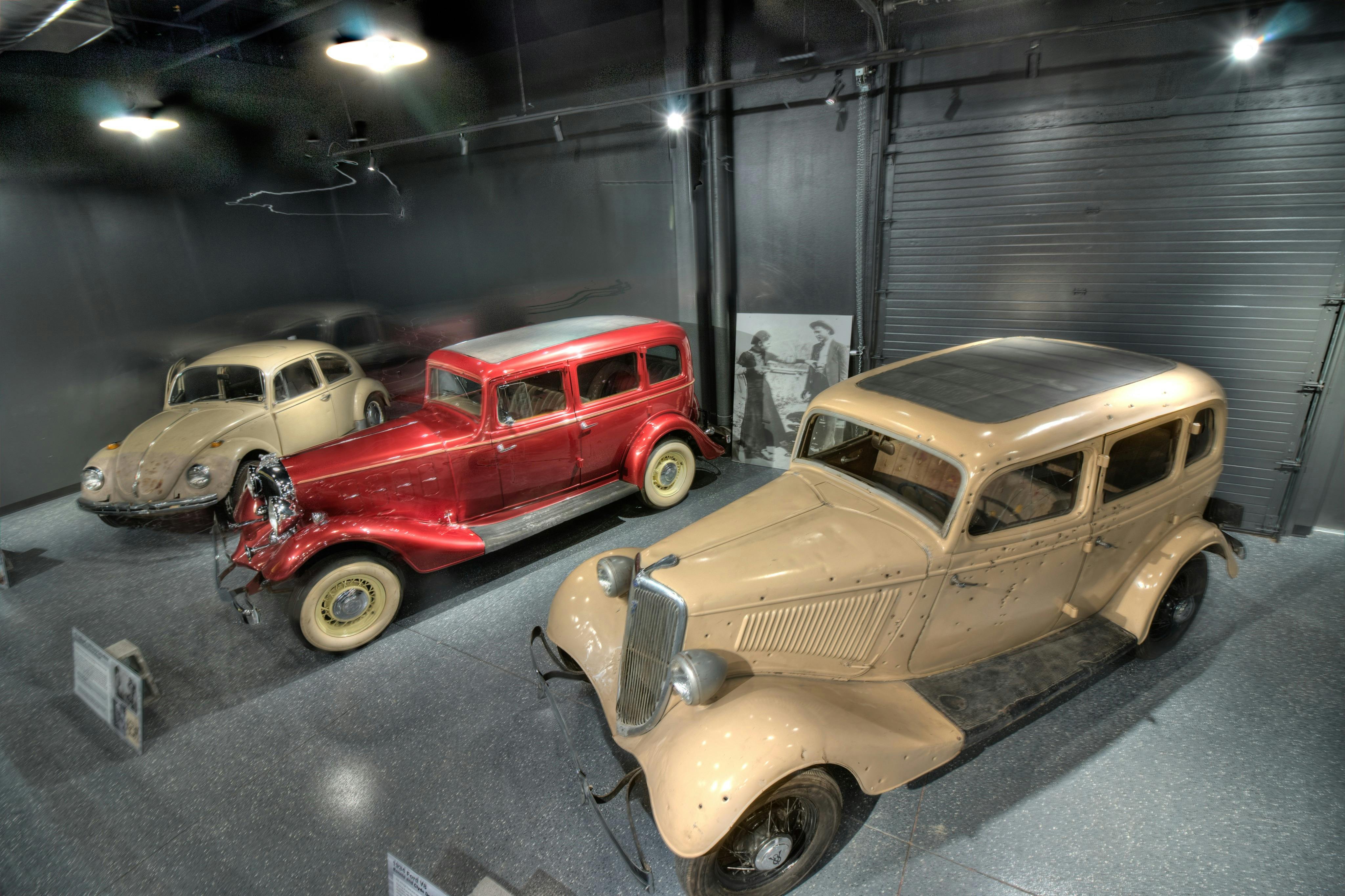 Prozkoumej garáž Alcatraz East se slavnými zločineckými auty