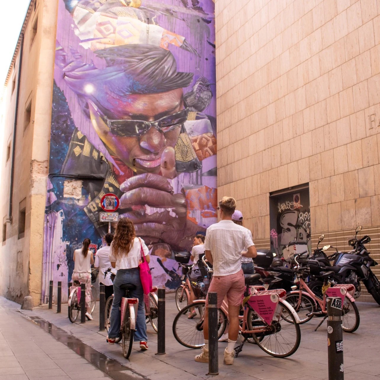 Barcelona: Guided Street Art Bike Tour