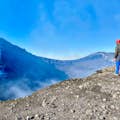 Affacciati dal Cratere di Nord Est dell'Etna uno dei più alti presenti sulla sommità del vulcano