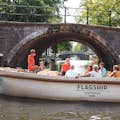 하우스보트와 암스테르담 운하를 오가는 라이브 가이드와 함께하는 플래그십 운하 크루즈
