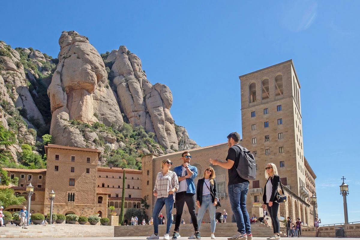 Montserrat, Girona & Costa Brava: Guided Tour from Barcelona