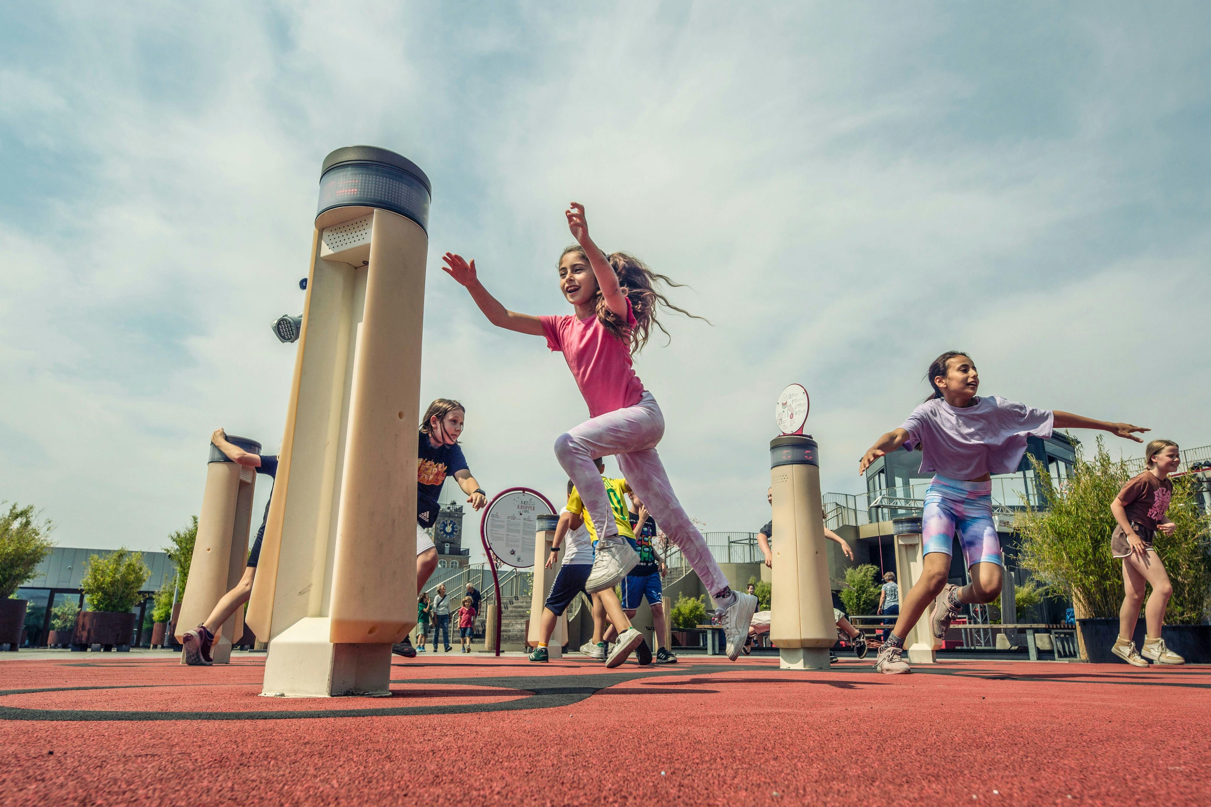 壮观的屋顶在温暖的月份开放。
