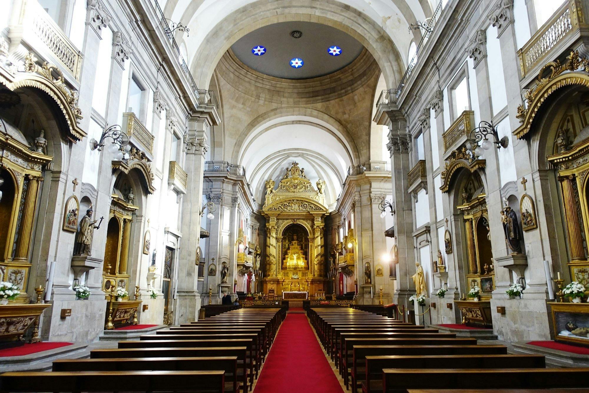 Interior de l'església i altar de l'església