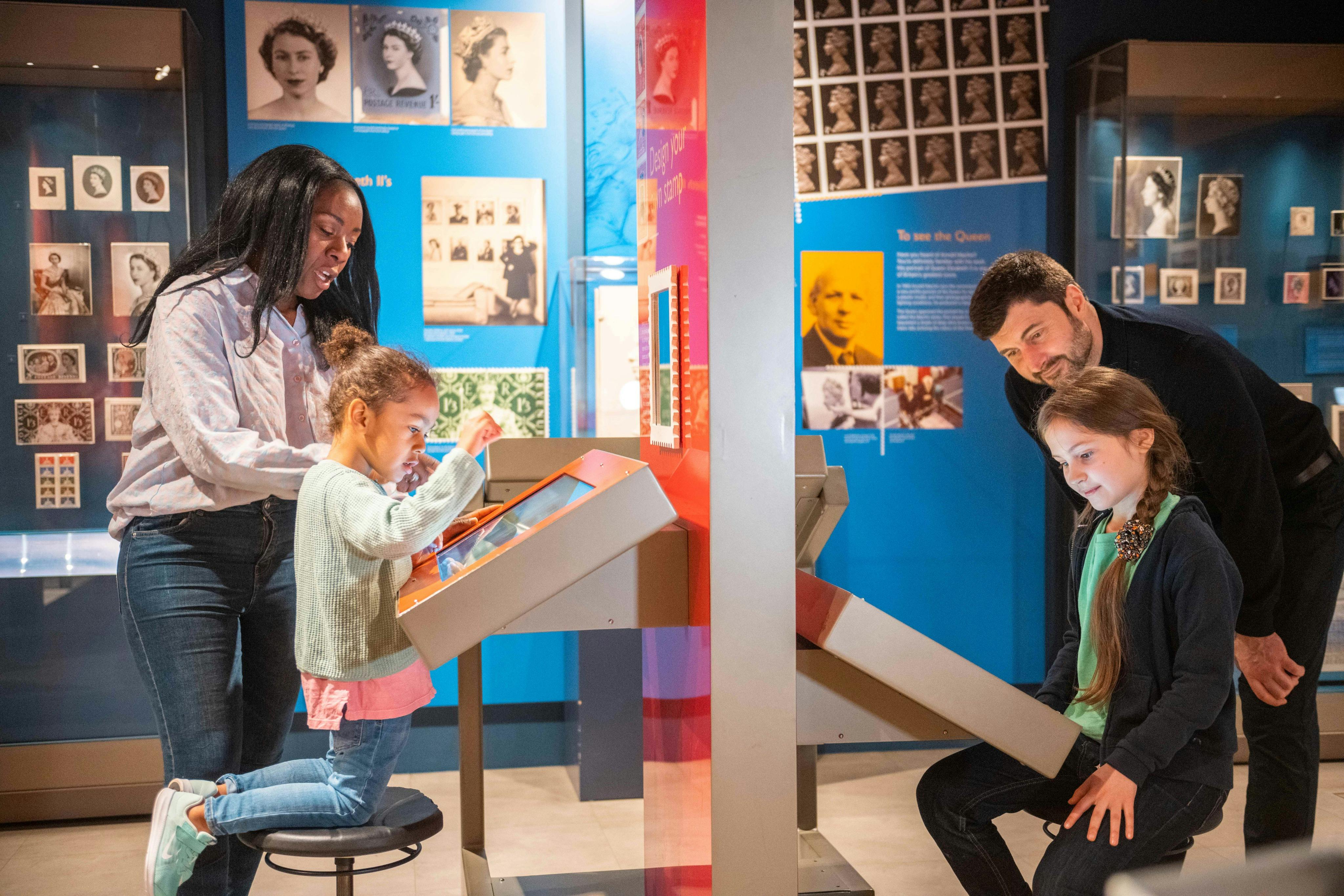 Děti a jejich rodiče v interakci s muzejními expozicemi v Poštovním muzeu.