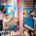I bambini e i loro genitori interagiscono con le mostre del Museo Postale.