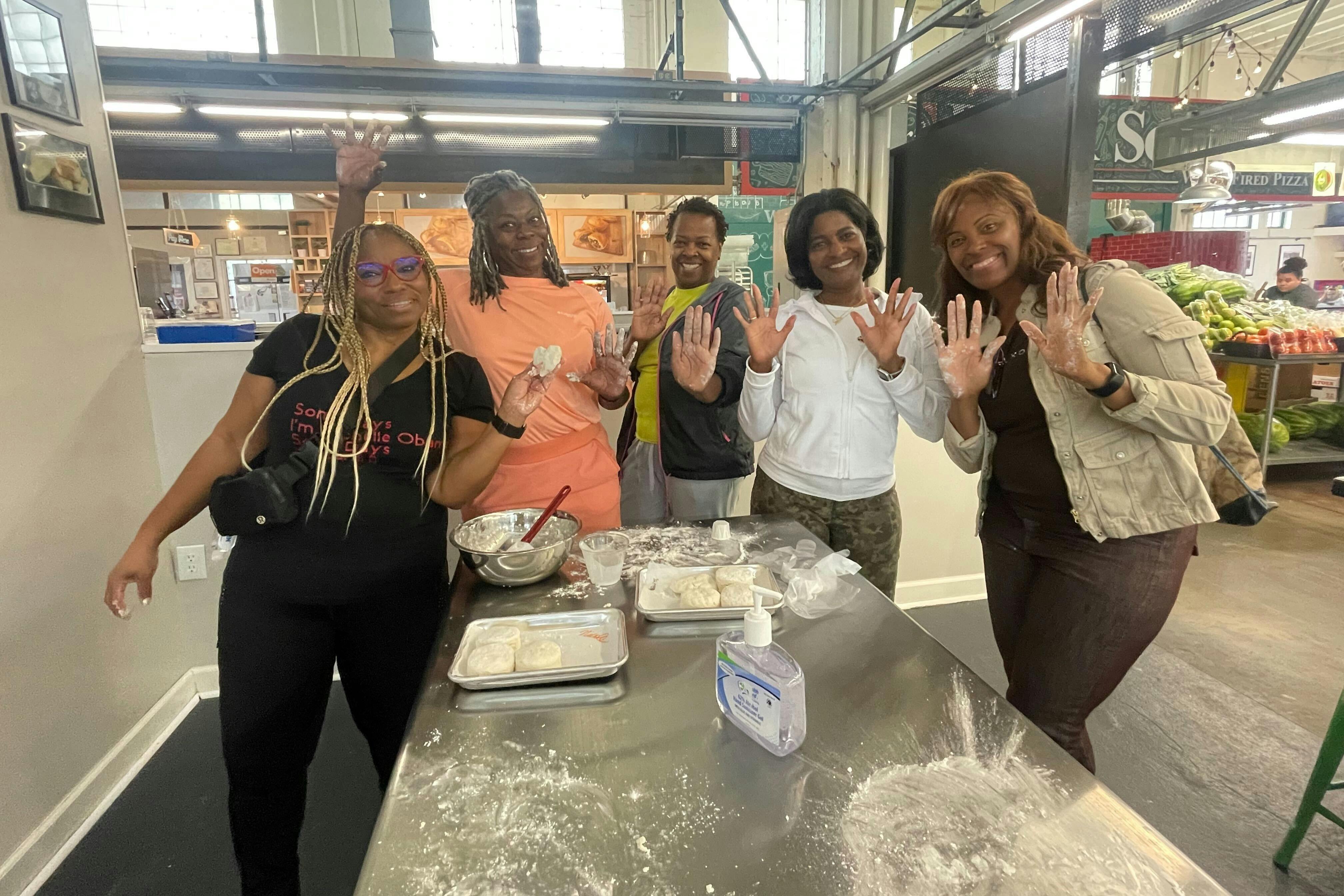 유서 깊은 시장 푸드 투어와 비스킷 만들기 클래스