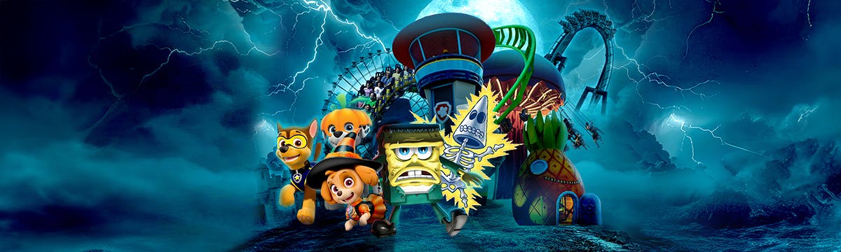 Kolorowe animowane postacie z popularnych programów dla dzieci pozują przed tematycznymi przejażdżkami po wesołym miasteczku pod dramatycznym, burzliwym niebem.