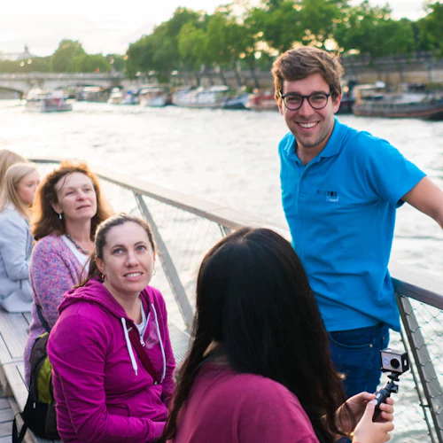 Paris: Passeio noturno de bicicleta + cruzeiro de barco de 1 hora - Photo 2