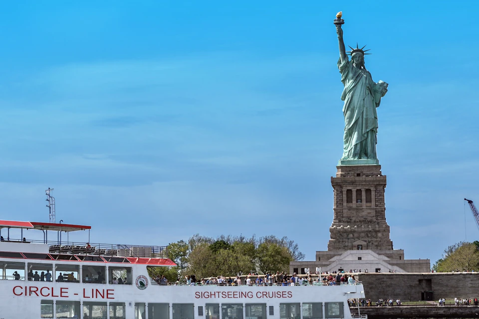 1-Day Hop on Hop off + Statue of Liberty Cruise