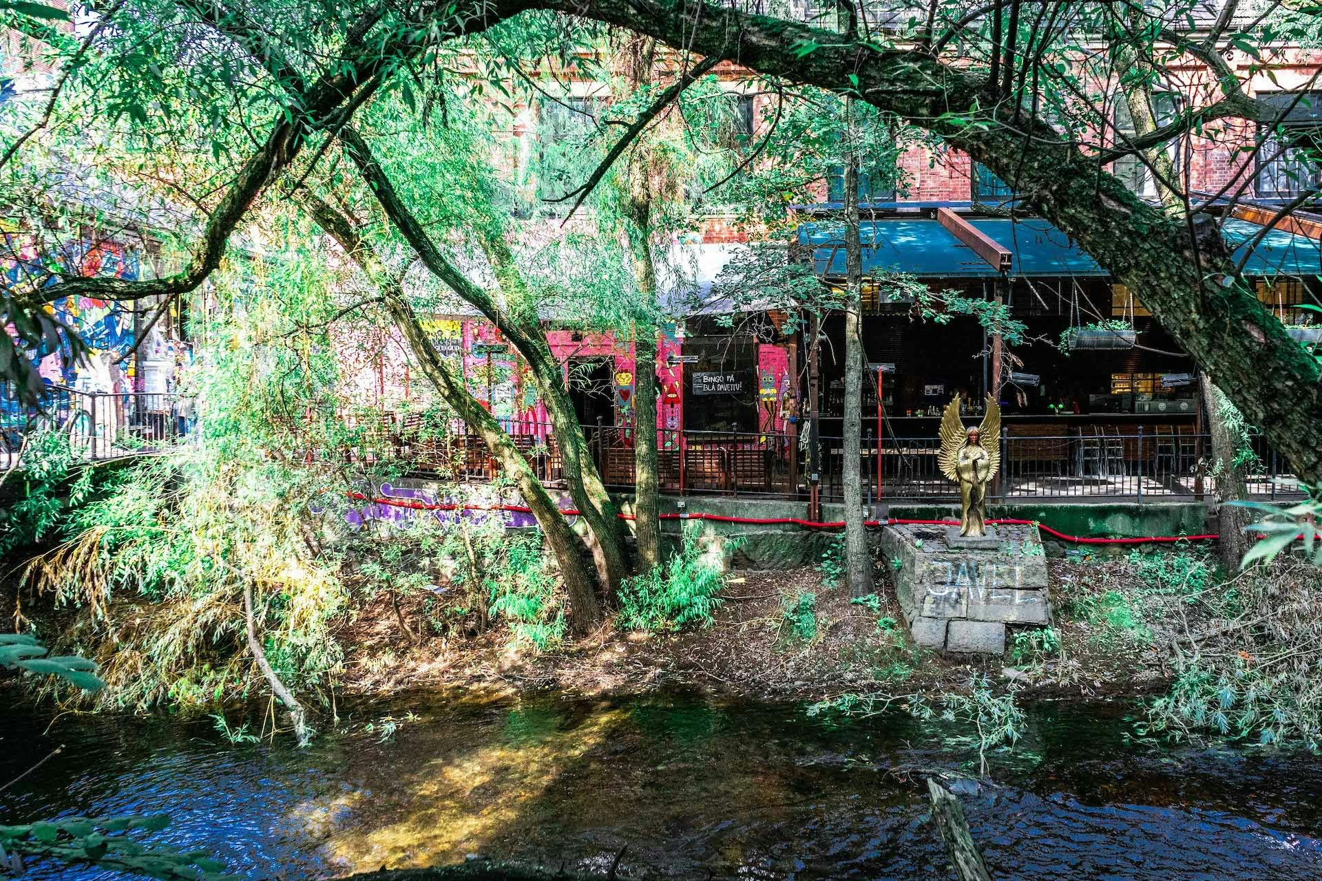 Blåによるカラフルな建造物