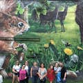 Μια ομάδα απολαμβάνει την περιήγηση Street Art Tour στη Γλασκώβη