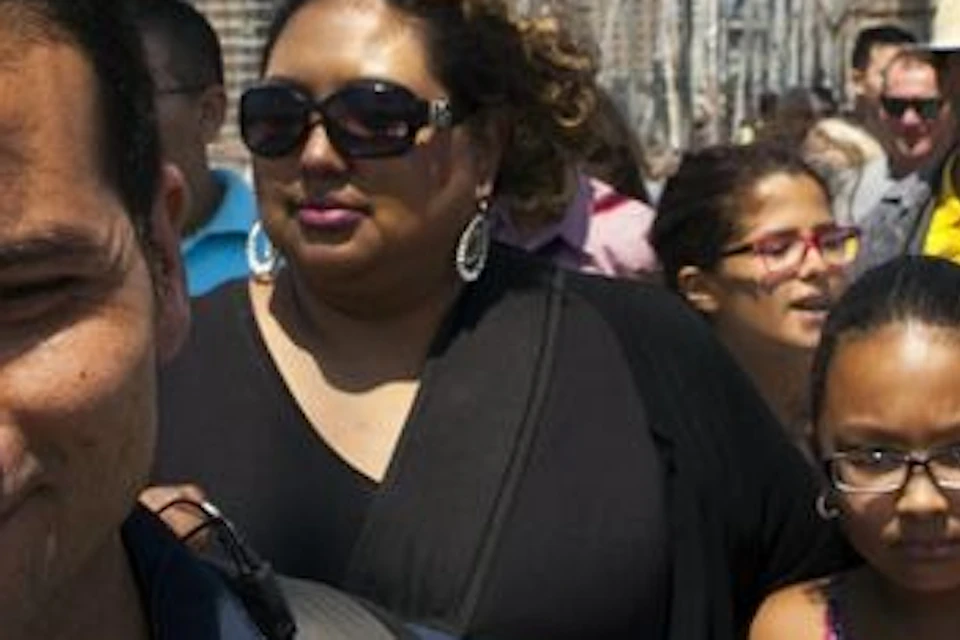 Capture a stunning moment of our tour guide leading the group down the iconic Brooklyn Bridge.