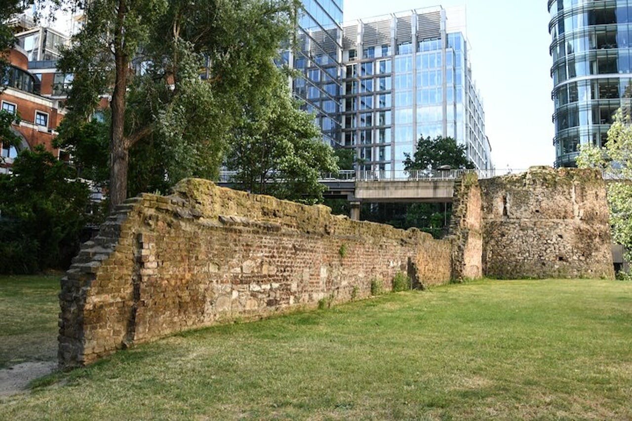 Квадратная миля: римские стены