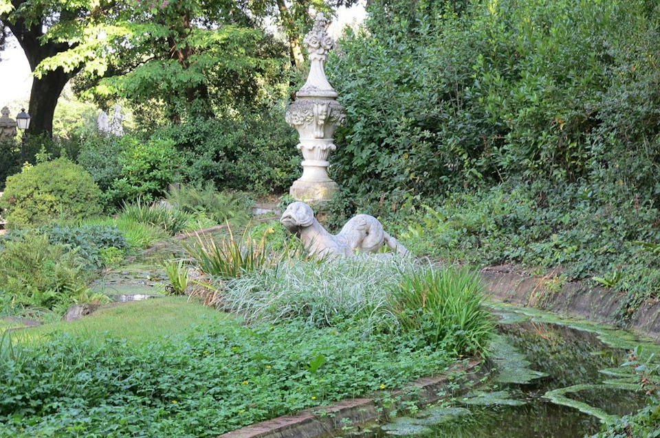 Details of Villa Bardini insides: sculptures and a canal