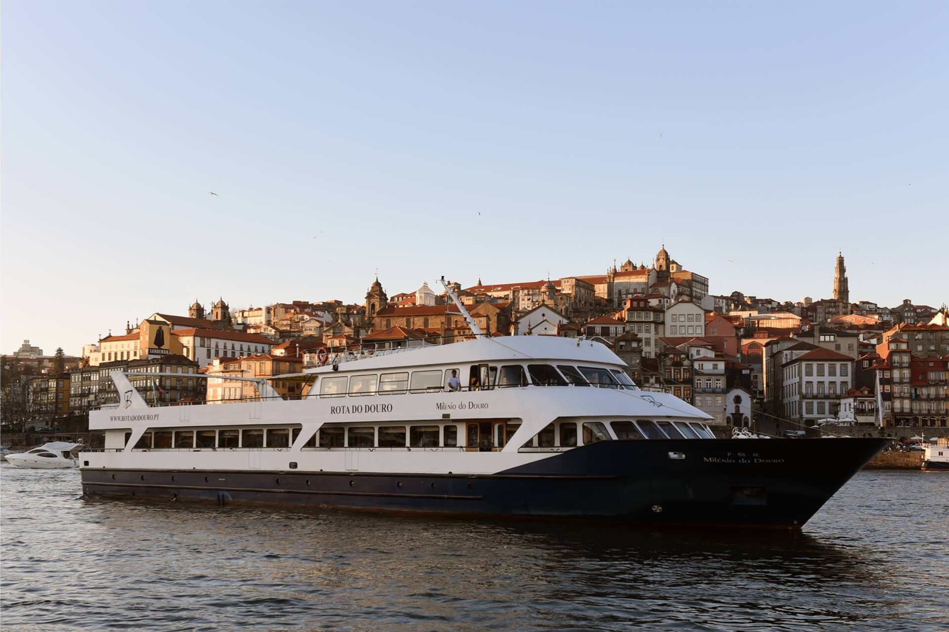 Porto-Régua-Porto: Douro Valley Upstream Cruise with Breakfast and Lunch - Porto - 