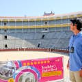 Turista con audioguida sull'anello di Las Ventas