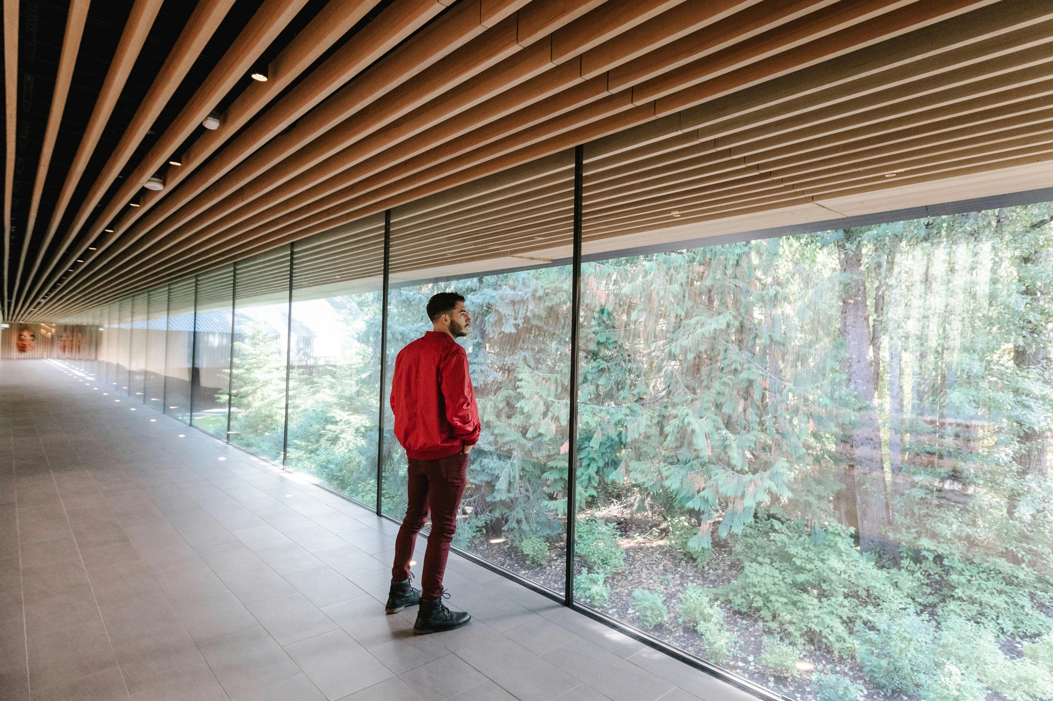 Un long couloir donnant sur une zone forestière.