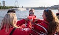 Geniet van een gratis drankje aan boord van een Thames Rockets speedboot bij zonsondergang