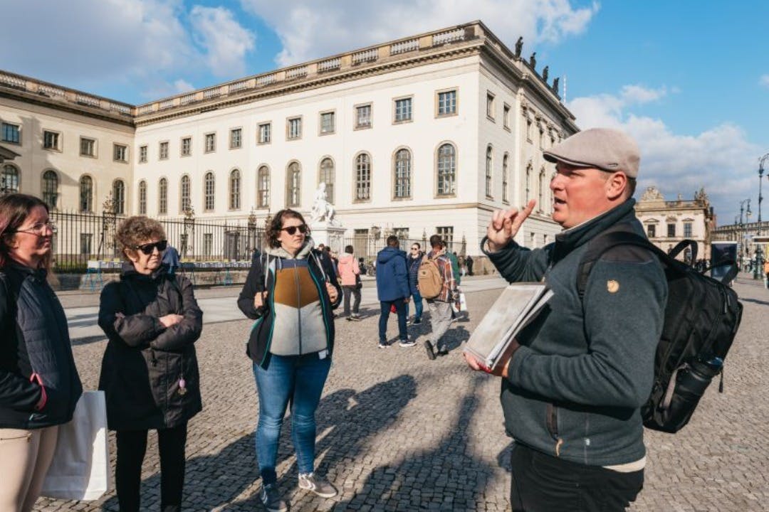 何千冊もの本が焼かれた場所を発見しよう