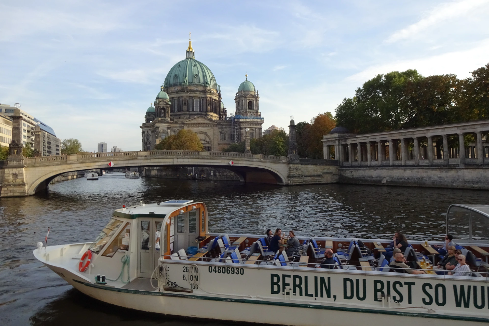 Convertible ship BärLiner at the pier Alte Börse in front of Berlin Cathedral