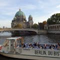 Barco descapotable BärLiner en el muelle Alte Börse frente a la Catedral de Berlín