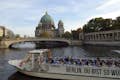La nave convertibile BärLiner al molo Alte Börse di fronte al Duomo di Berlino