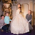 En mor och hennes två döttrar beundrar en vaxfigur av prinsessan Sissi i Madame Tussauds Wien