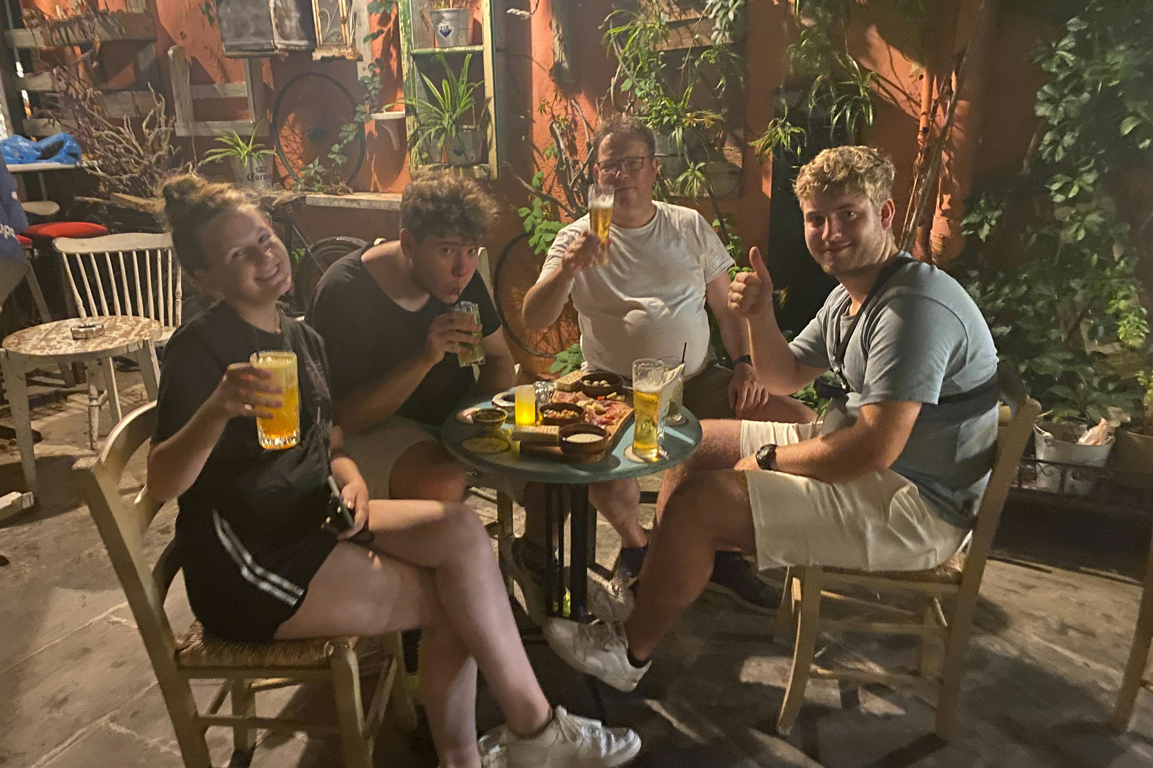 Απολαύστε ποτά και παραδοσιακά ελληνικά ορεκτικά.