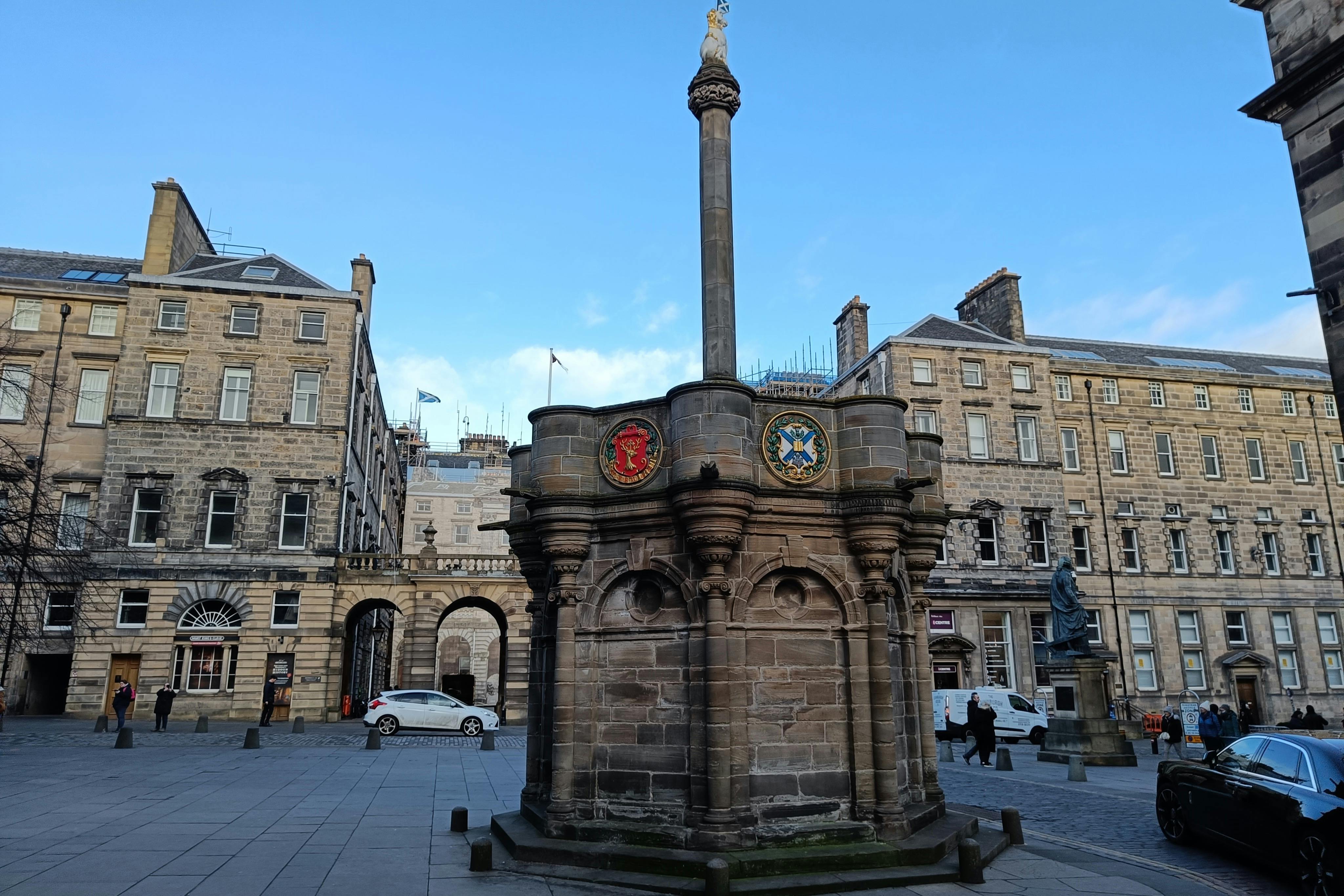 Edinburgh Castle & Royal Mile: Guided Walking Tour in Edinburgh – Tiqets