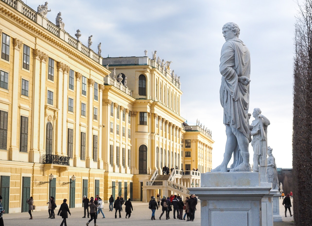 Palacio y Jardines de Schönbrunn: Visita guiada con acceso sin hacer cola - Alojamientos en Viena