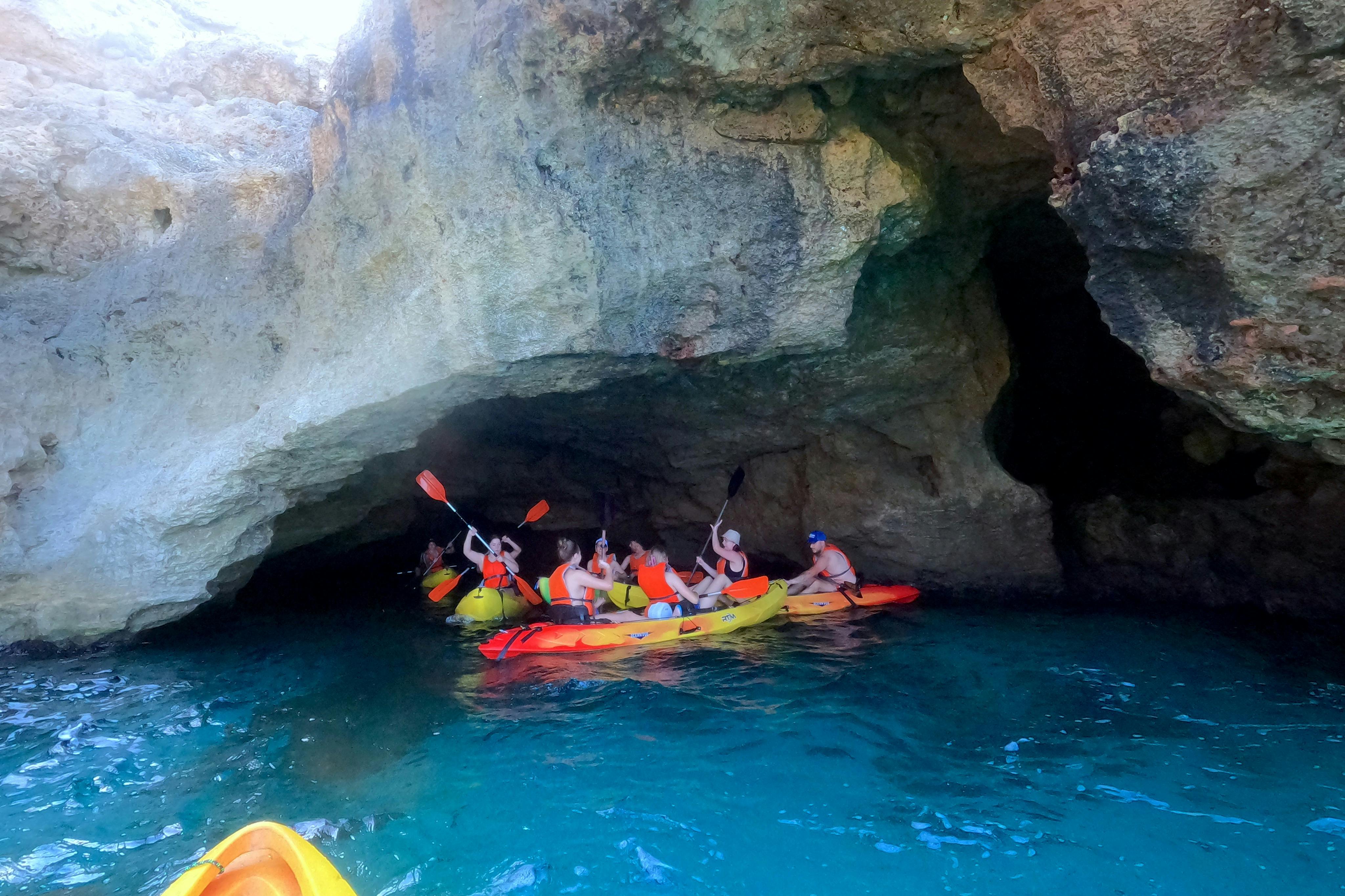 마요르카 남부 바다 동굴 투어와 카약 여행. 수영, 스노클링, 간식을 즐길 수 있는 경유지입니다.
