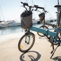 Pasea en e-bike por la hermosa costa de Barcelona.