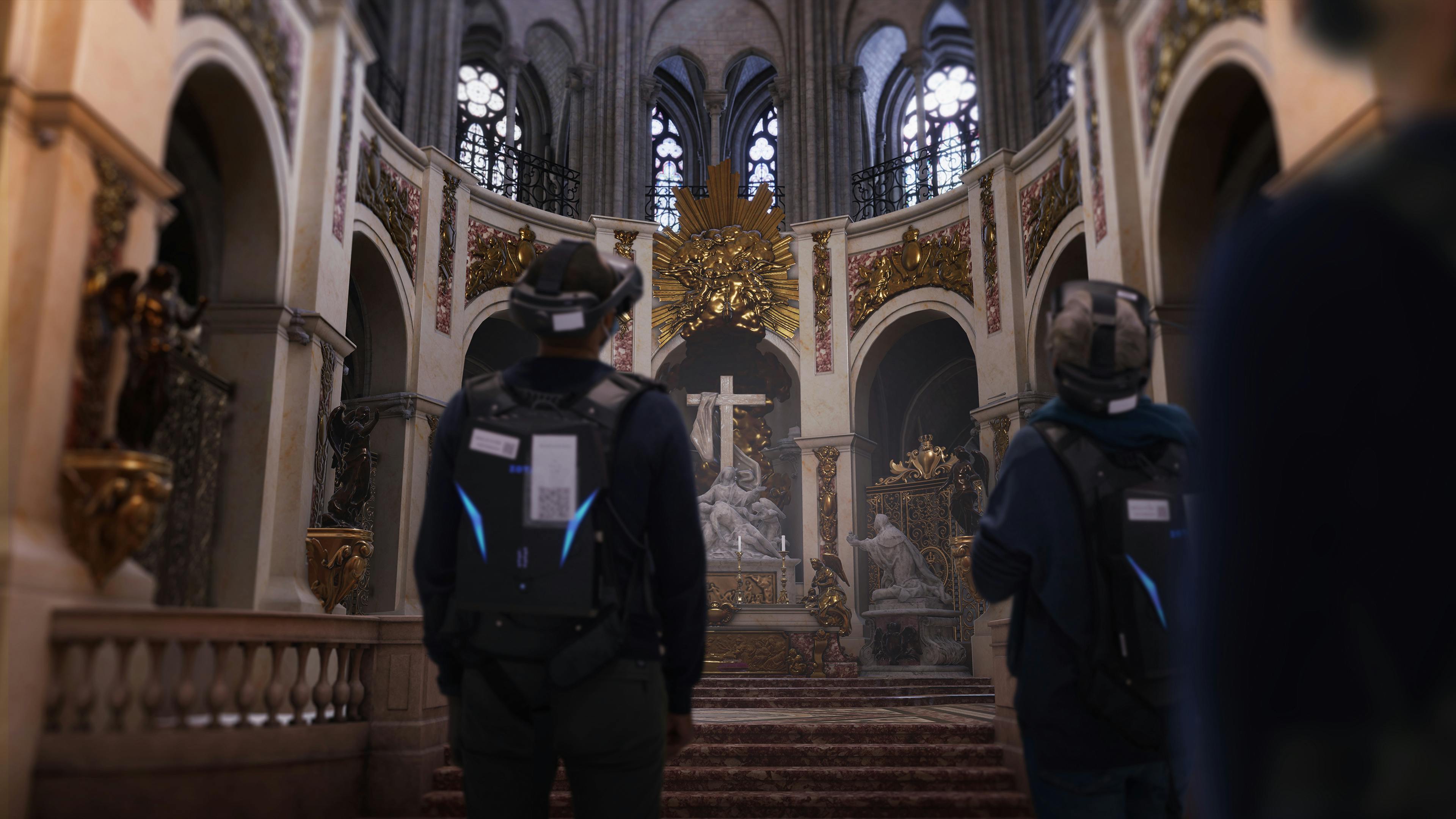 Deux personnes portant des casques VR et des sacs à dos se tiennent à l'intérieur d'une église ornée, face à un autel décoré de statues.