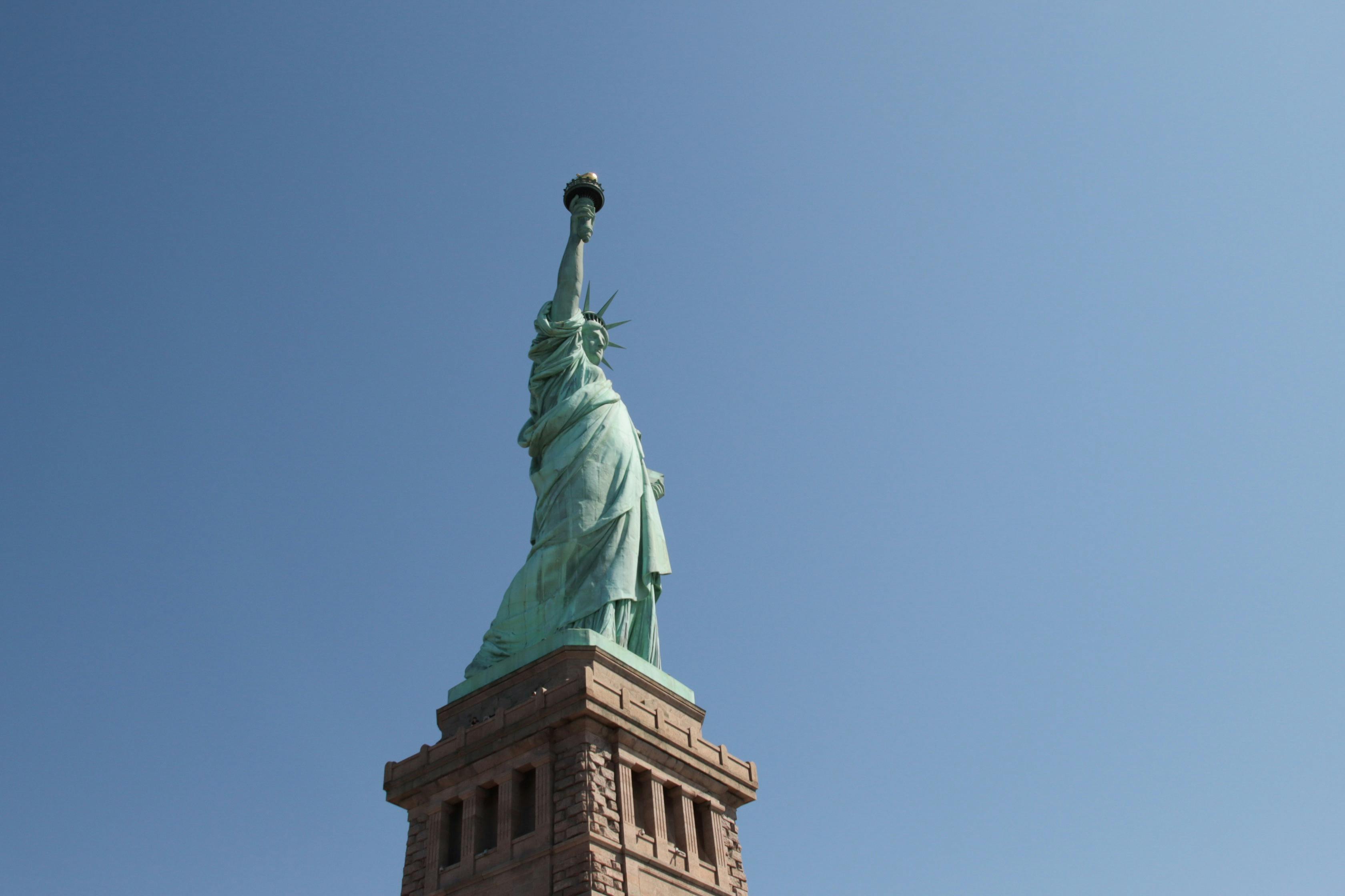Vue en contre-plongée de la Statue de la Liberté