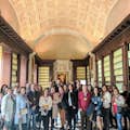 Ομάδα που απολαμβάνει την ξενάγηση στο Archivo de Indias