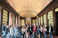 Die Gruppe genießt den geführten Besuch im Archivo de Indias