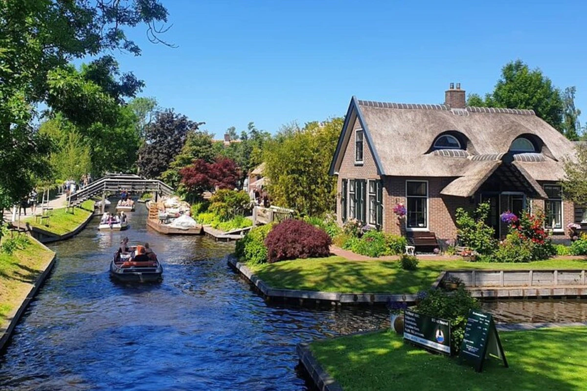 Famous 'Dog House', a photo stop on the boat trip or while walking on the wooden bridge during free time.