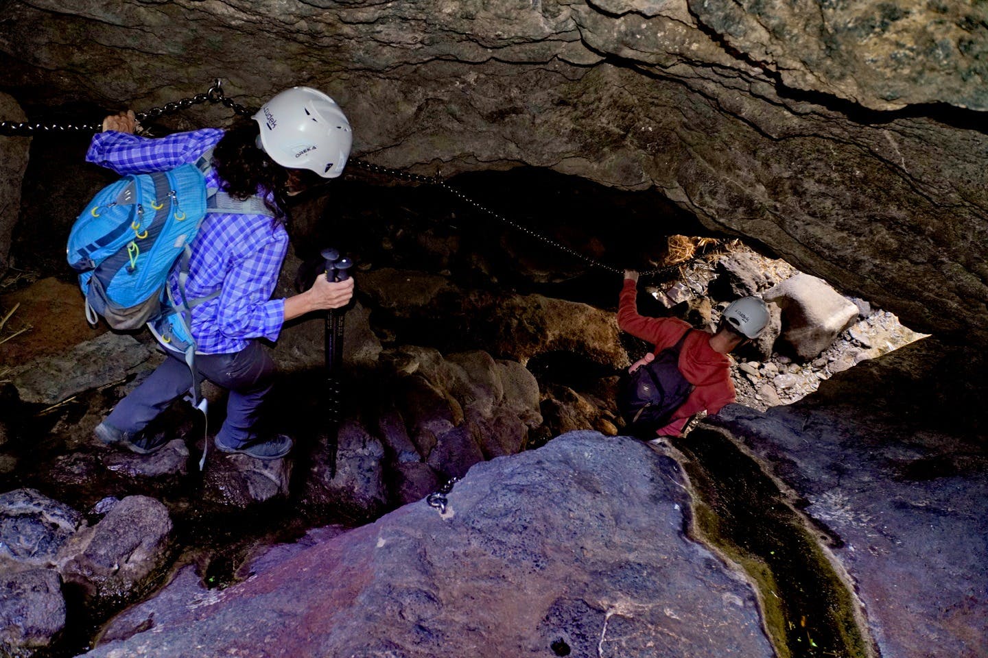 一对夫妇穿越峡谷