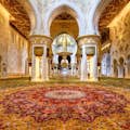 Kronleuchter und Teppich der Großen Sheikh-Zayed-Moschee