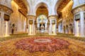 Lampadario e tappeto della Grande Moschea dello Sceicco Zayed