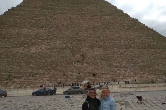 Pareja feliz en las pirámides