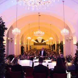 Schönbrunn Palace: Self-Guided Tour + Christmas Market Voucher and Concert 2